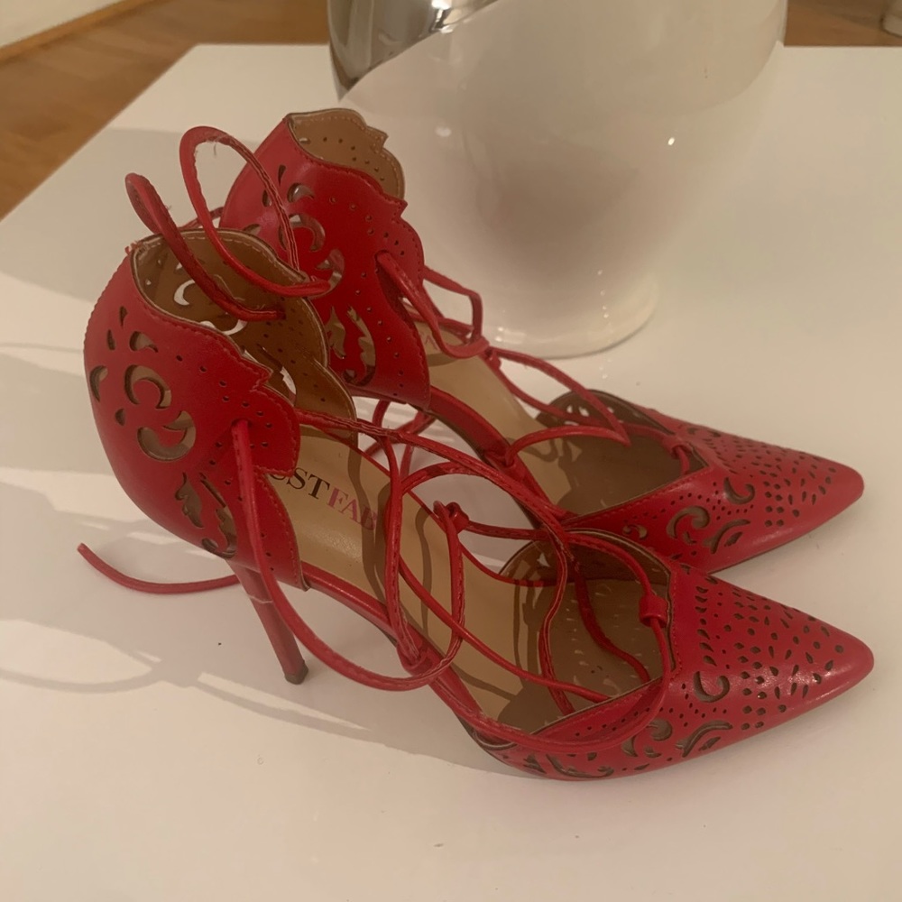 Red Tie Up Pump